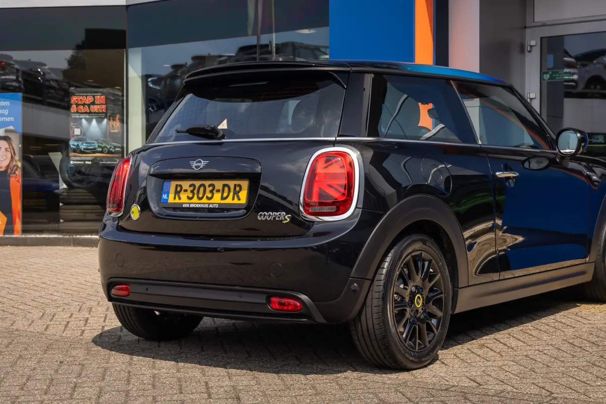 Camden Edition 33 kWh | Apple Carplay/Android Auto | Parkeersensoren | FULL Led | Navi | Lederen Bekleding | Afwijkende dakkleur | Airco (automatisch) | Apple Carplay/Android Auto|telefoonin