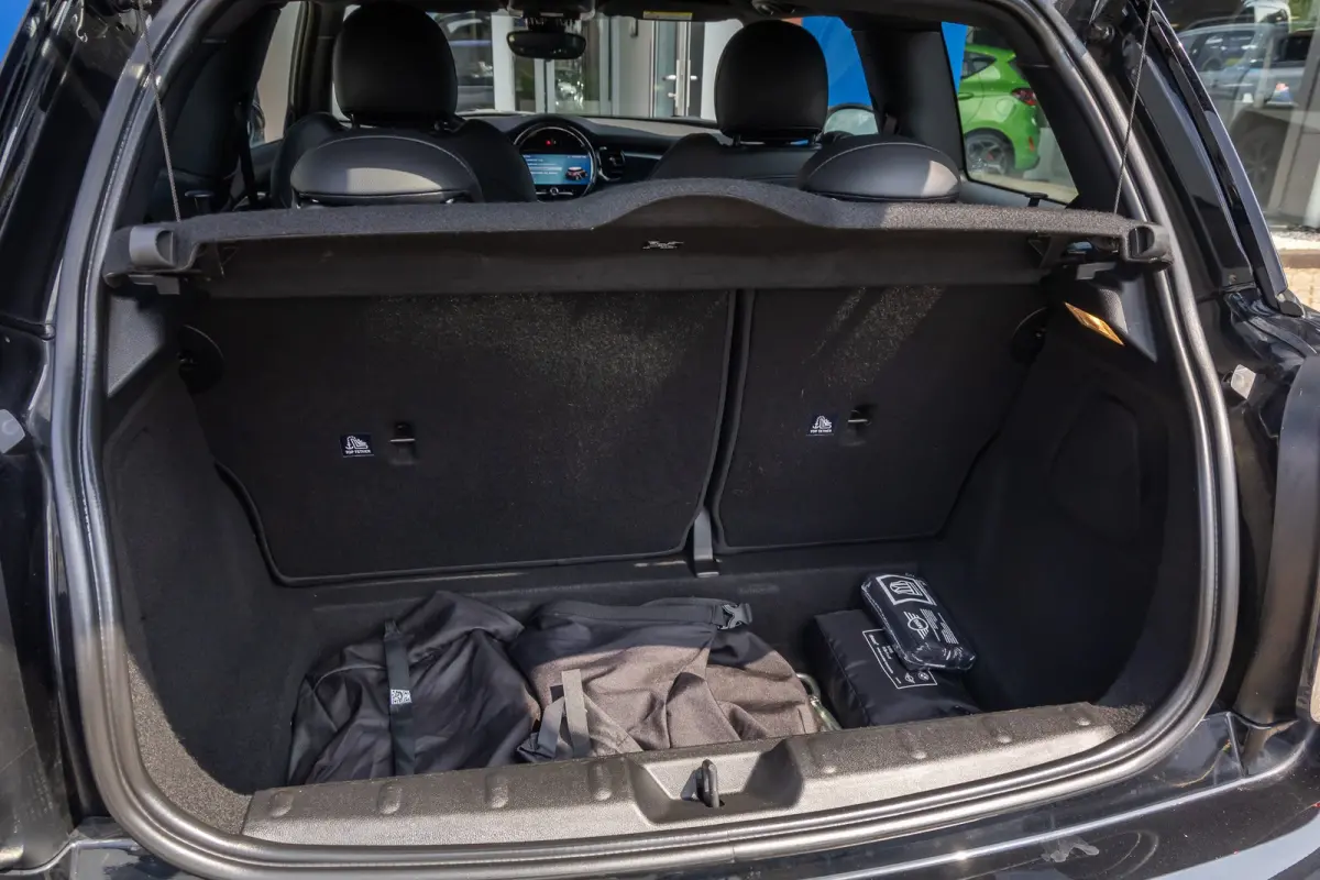 Camden Edition 33 kWh | Apple Carplay/Android Auto | Parkeersensoren | FULL Led | Navi | Lederen Bekleding | Afwijkende dakkleur | Airco (automatisch) | Apple Carplay/Android Auto|telefoonin