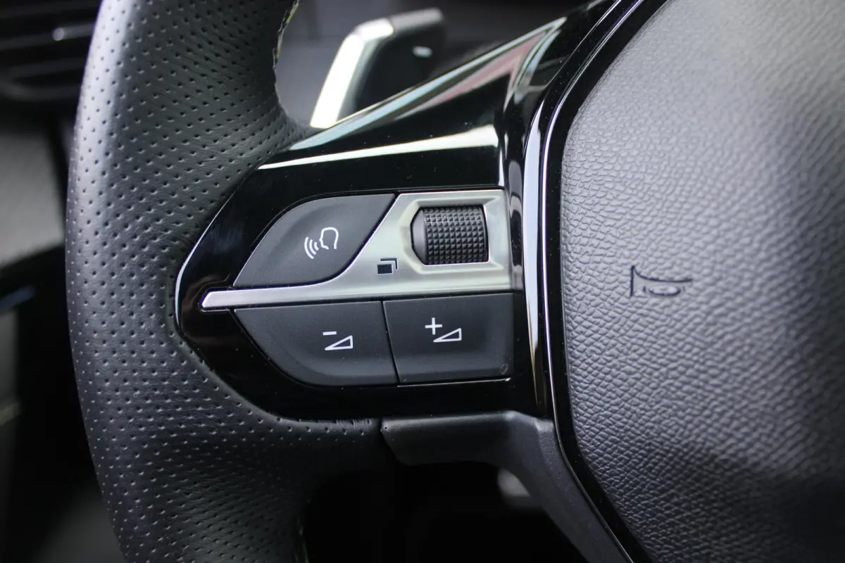1.2 Hybrid 145PK AUTOMAAT GT | PANORAMA DAK | ADAPTIVE CRUISE CONTROL | KEYLESS ENTRY/START | LICHTMETALEN VELGEN 17" | ACHTERUITRIJ CAMERA | FULL LED KOPLAMPEN | PARKEERSENSOREN VOOR + ACHT