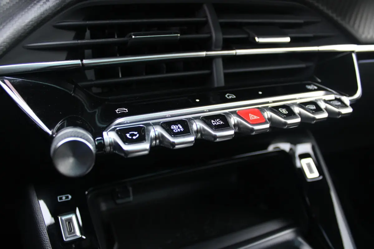 1.2 Hybrid 145PK AUTOMAAT GT | PANORAMA DAK | ADAPTIVE CRUISE CONTROL | KEYLESS ENTRY/START | LICHTMETALEN VELGEN 17" | ACHTERUITRIJ CAMERA | FULL LED KOPLAMPEN | PARKEERSENSOREN VOOR + ACHT