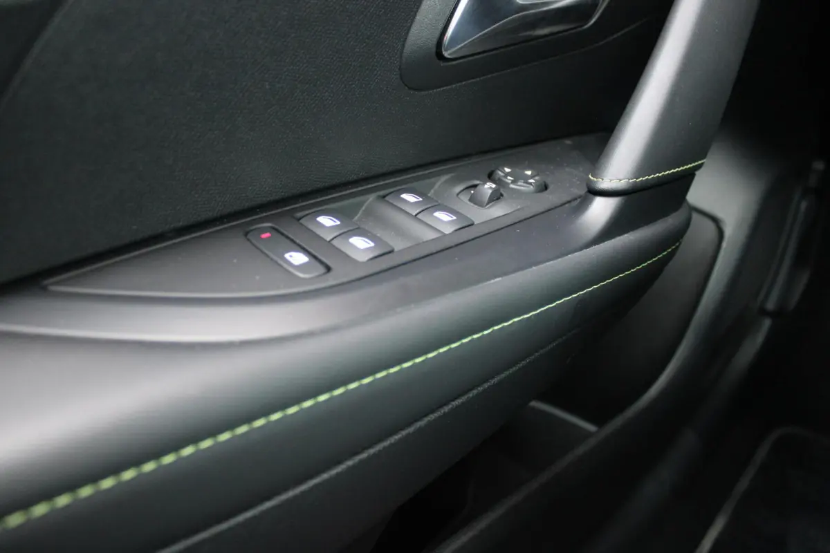 1.2 Hybrid 145PK AUTOMAAT GT | PANORAMA DAK | ADAPTIVE CRUISE CONTROL | KEYLESS ENTRY/START | LICHTMETALEN VELGEN 17" | ACHTERUITRIJ CAMERA | FULL LED KOPLAMPEN | PARKEERSENSOREN VOOR + ACHT