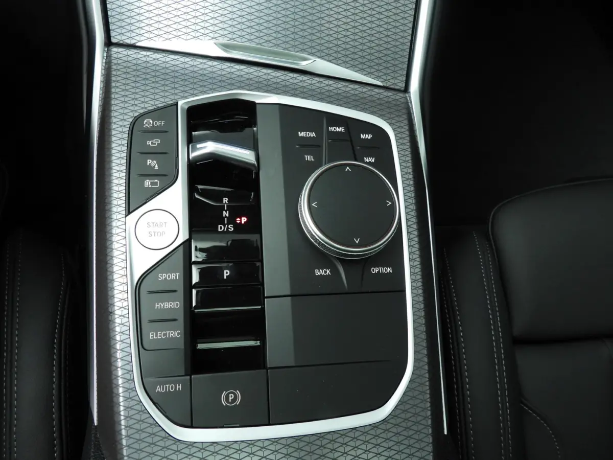 330e M Sportpakket Pro | Panoramadak | Harman Kardon | Driving Assistant Professional | Trekhaak