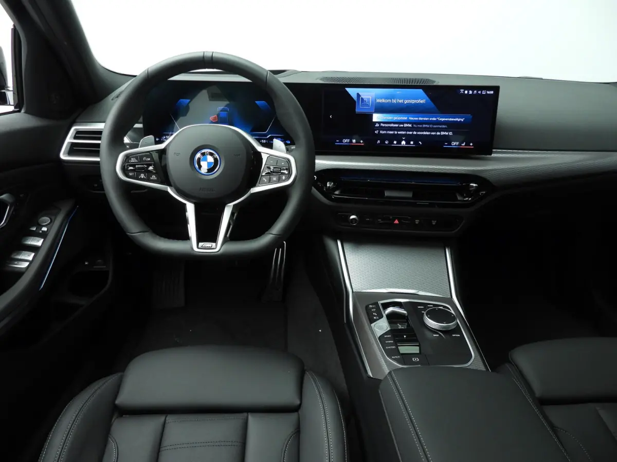 330e M Sportpakket Pro | Panoramadak | Harman Kardon | Driving Assistant Professional | Trekhaak