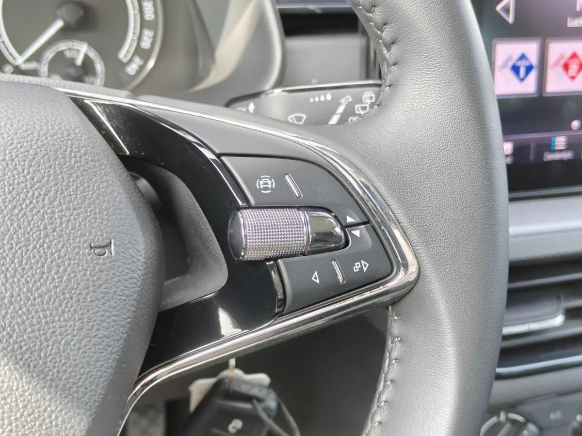 1.0 TSI Ambition / Trekhaak / Carplay / Cruise Control / DAB / 16'' /