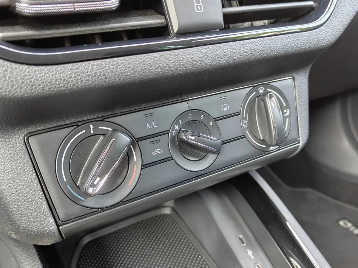 1.0 TSI Ambition / Trekhaak / Carplay / Cruise Control / DAB / 16'' /