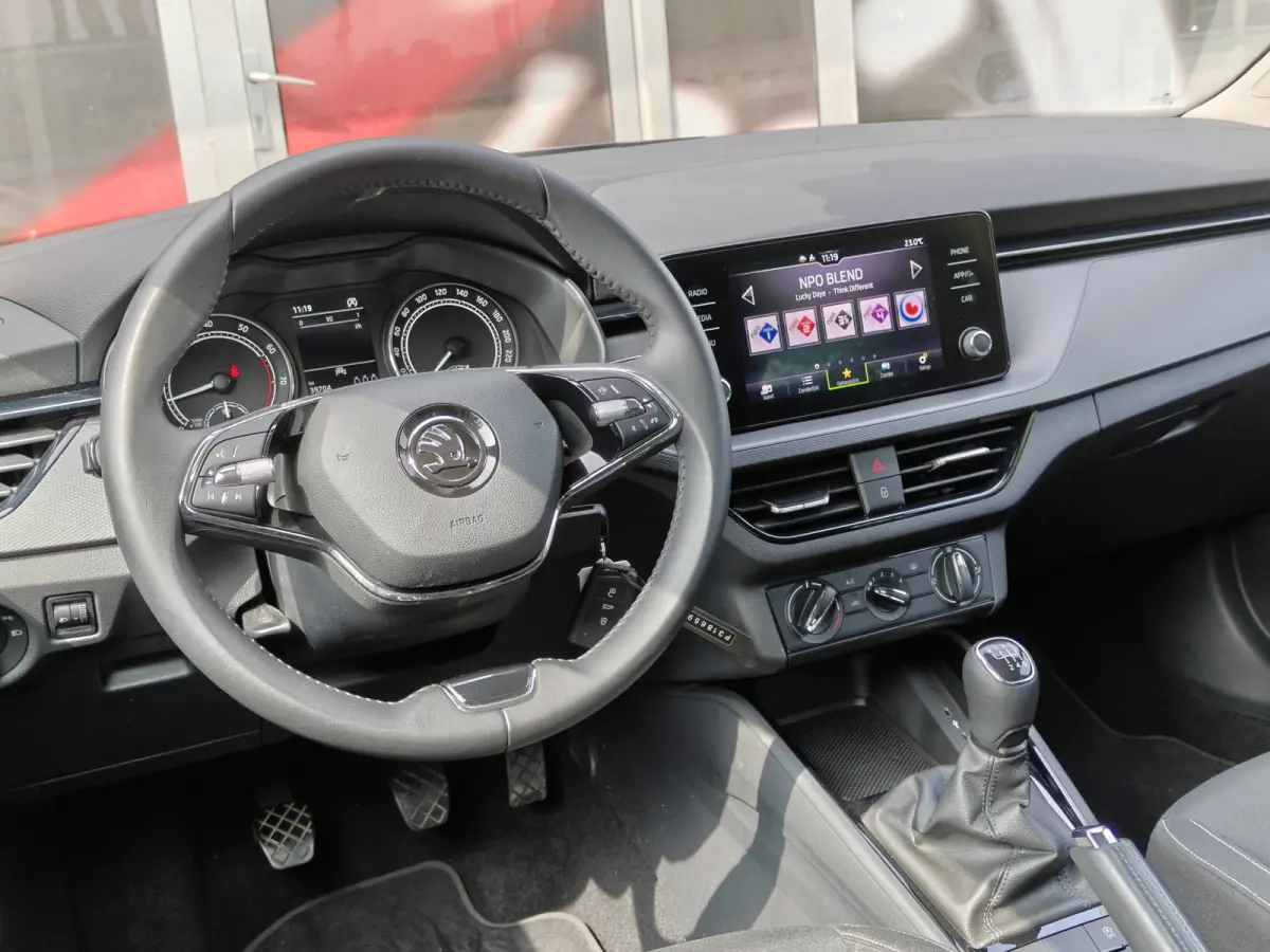 1.0 TSI Ambition / Trekhaak / Carplay / Cruise Control / DAB / 16'' /