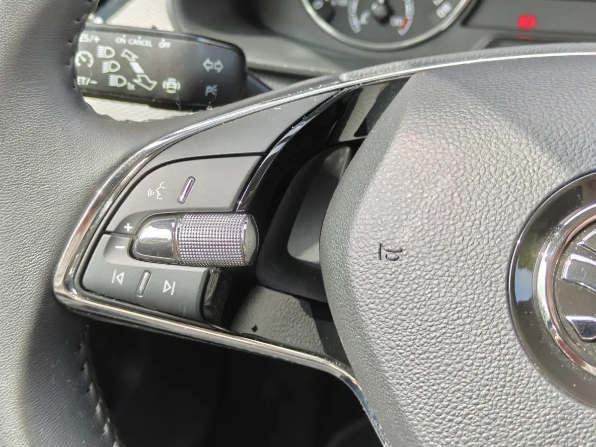 1.0 TSI Ambition / Trekhaak / Carplay / Cruise Control / DAB / 16'' /