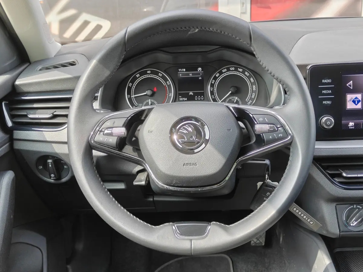 1.0 TSI Ambition / Trekhaak / Carplay / Cruise Control / DAB / 16'' /