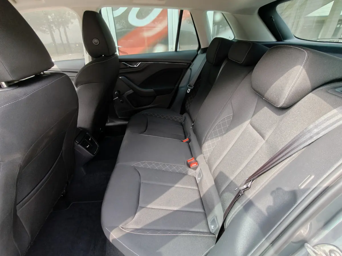 1.0 TSI Ambition / Trekhaak / Carplay / Cruise Control / DAB / 16'' /