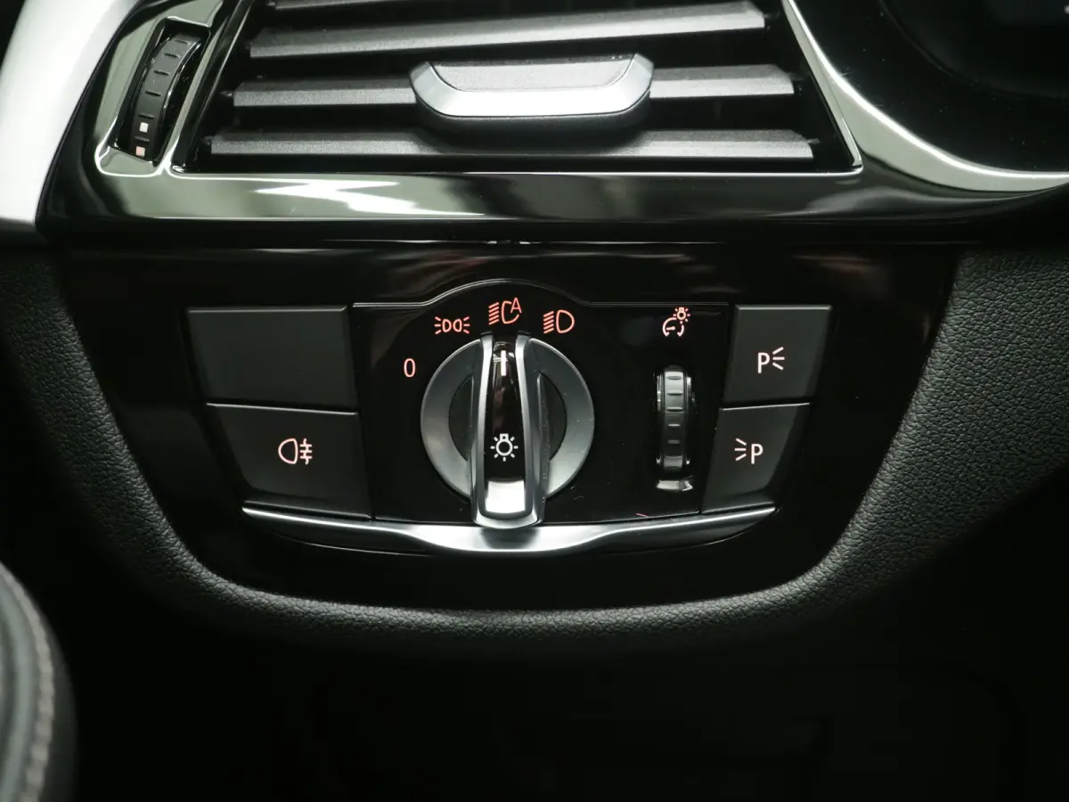 530e | Leder | Trekhaak | 360 | Adaptive Cruise | Dodehoek | Stoelverwarming | Carplay