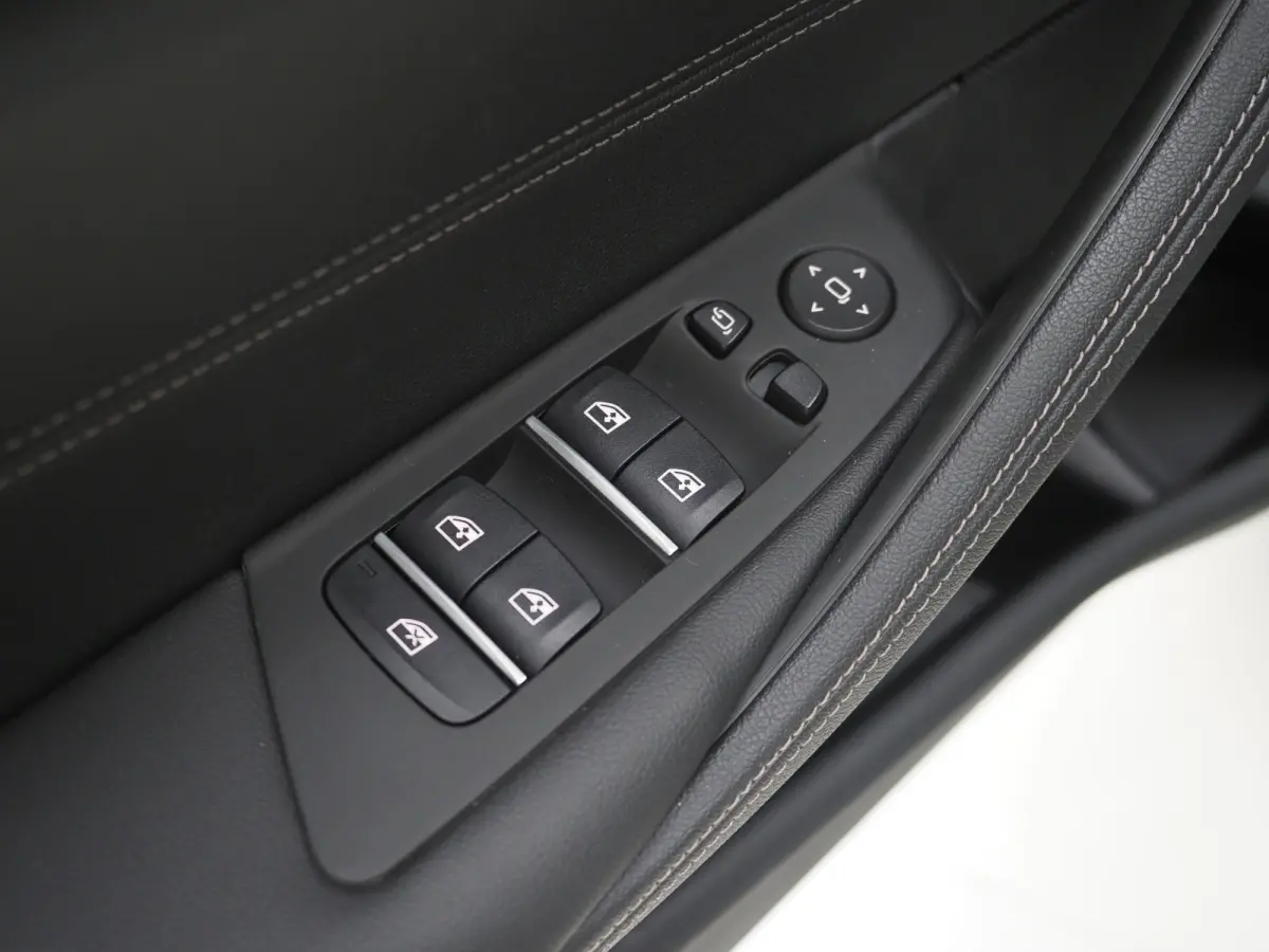 530e | Leder | Trekhaak | 360 | Adaptive Cruise | Dodehoek | Stoelverwarming | Carplay