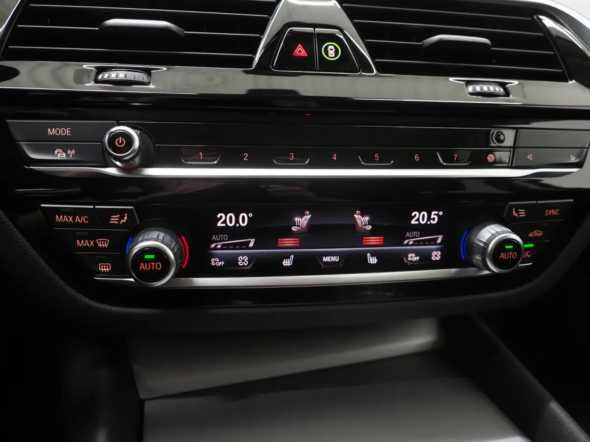 530e | Leder | Trekhaak | 360 | Adaptive Cruise | Dodehoek | Stoelverwarming | Carplay