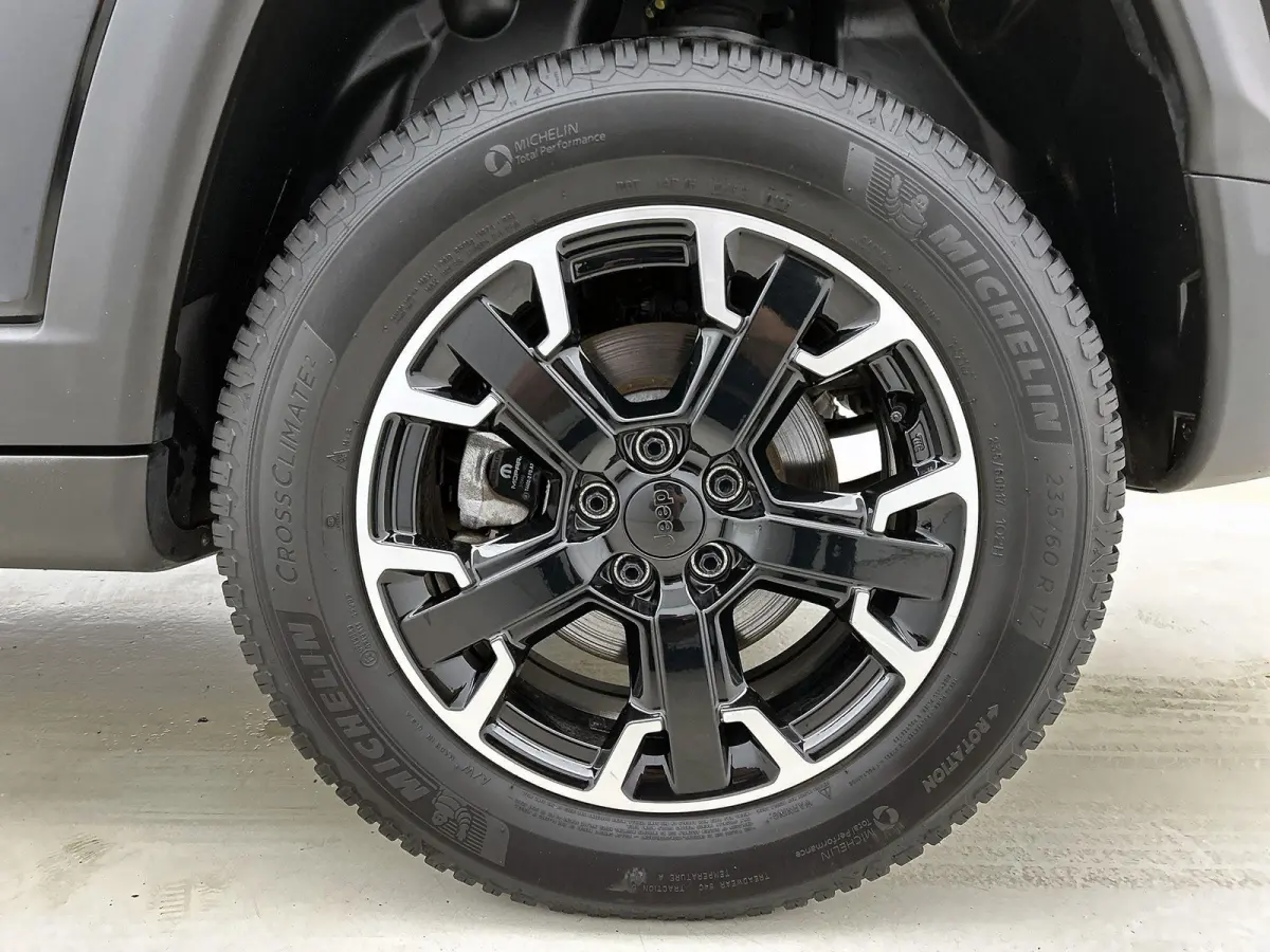 4xe 240 Plug-in Hybrid Overland