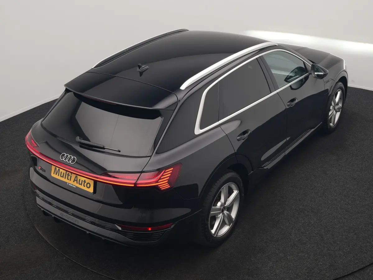 55 Quattro S Line 114 kWh 408pk Dealer O.H. | Trekhaak Afn. | Luchtvering | Adaptive Cruise | Head Up | Matrix LED | Camera | Alcantara Sportstoelen Verwarmd | Sfeerverlichting | Keyless | N