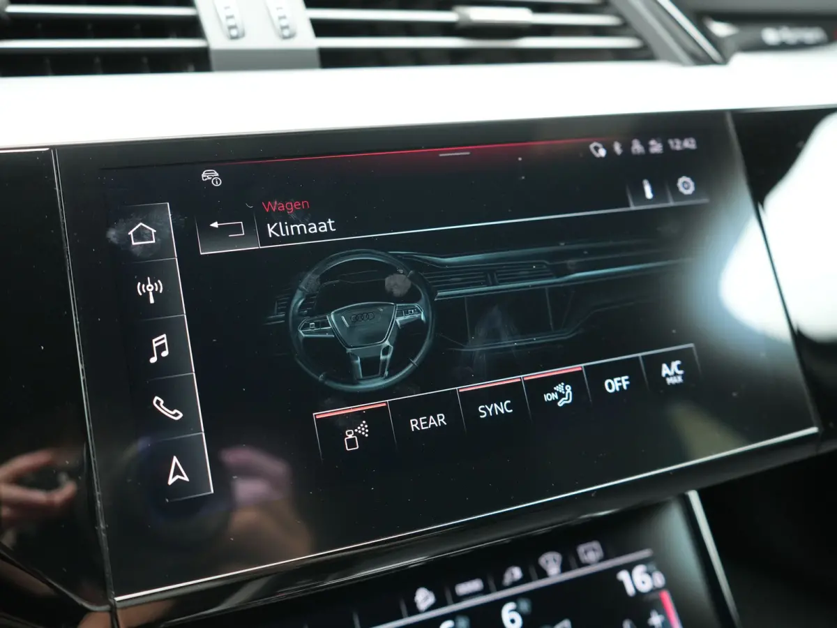 55 Quattro S Line 114 kWh 408pk Dealer O.H. | Trekhaak Afn. | Luchtvering | Adaptive Cruise | Head Up | Matrix LED | Camera | Alcantara Sportstoelen Verwarmd | Sfeerverlichting | Keyless | N