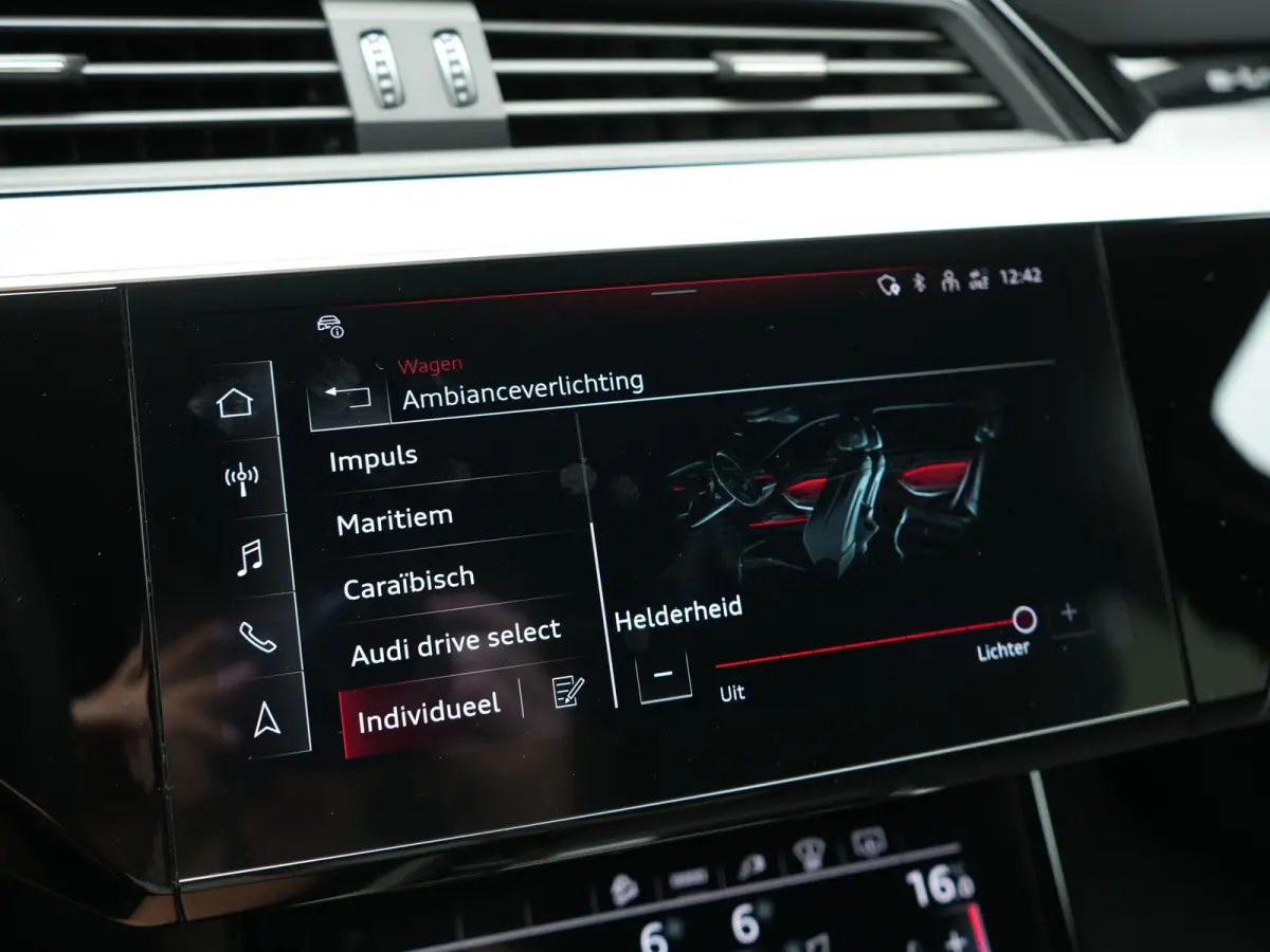 55 Quattro S Line 114 kWh 408pk Dealer O.H. | Trekhaak Afn. | Luchtvering | Adaptive Cruise | Head Up | Matrix LED | Camera | Alcantara Sportstoelen Verwarmd | Sfeerverlichting | Keyless | N