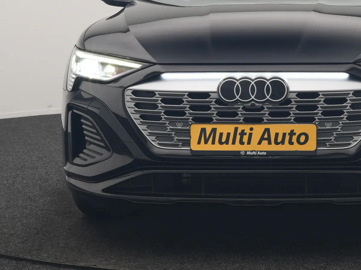 55 Quattro S Line 114 kWh 408pk Dealer O.H. | Trekhaak Afn. | Luchtvering | Adaptive Cruise | Head Up | Matrix LED | Camera | Alcantara Sportstoelen Verwarmd | Sfeerverlichting | Keyless | N