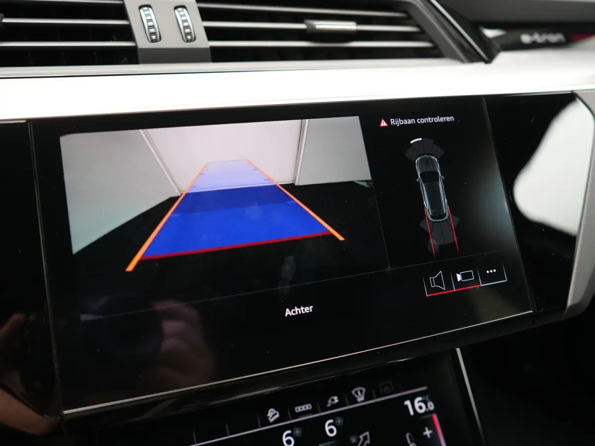 55 Quattro S Line 114 kWh 408pk Dealer O.H. | Trekhaak Afn. | Luchtvering | Adaptive Cruise | Head Up | Matrix LED | Camera | Alcantara Sportstoelen Verwarmd | Sfeerverlichting | Keyless | N