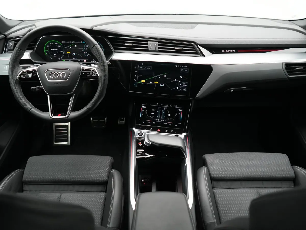 55 Quattro S Line 114 kWh 408pk Dealer O.H. | Trekhaak Afn. | Luchtvering | Adaptive Cruise | Head Up | Matrix LED | Camera | Alcantara Sportstoelen Verwarmd | Sfeerverlichting | Keyless | N
