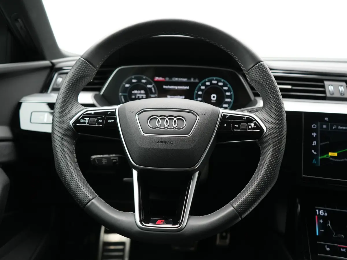 55 Quattro S Line 114 kWh 408pk Dealer O.H. | Trekhaak Afn. | Luchtvering | Adaptive Cruise | Head Up | Matrix LED | Camera | Alcantara Sportstoelen Verwarmd | Sfeerverlichting | Keyless | N