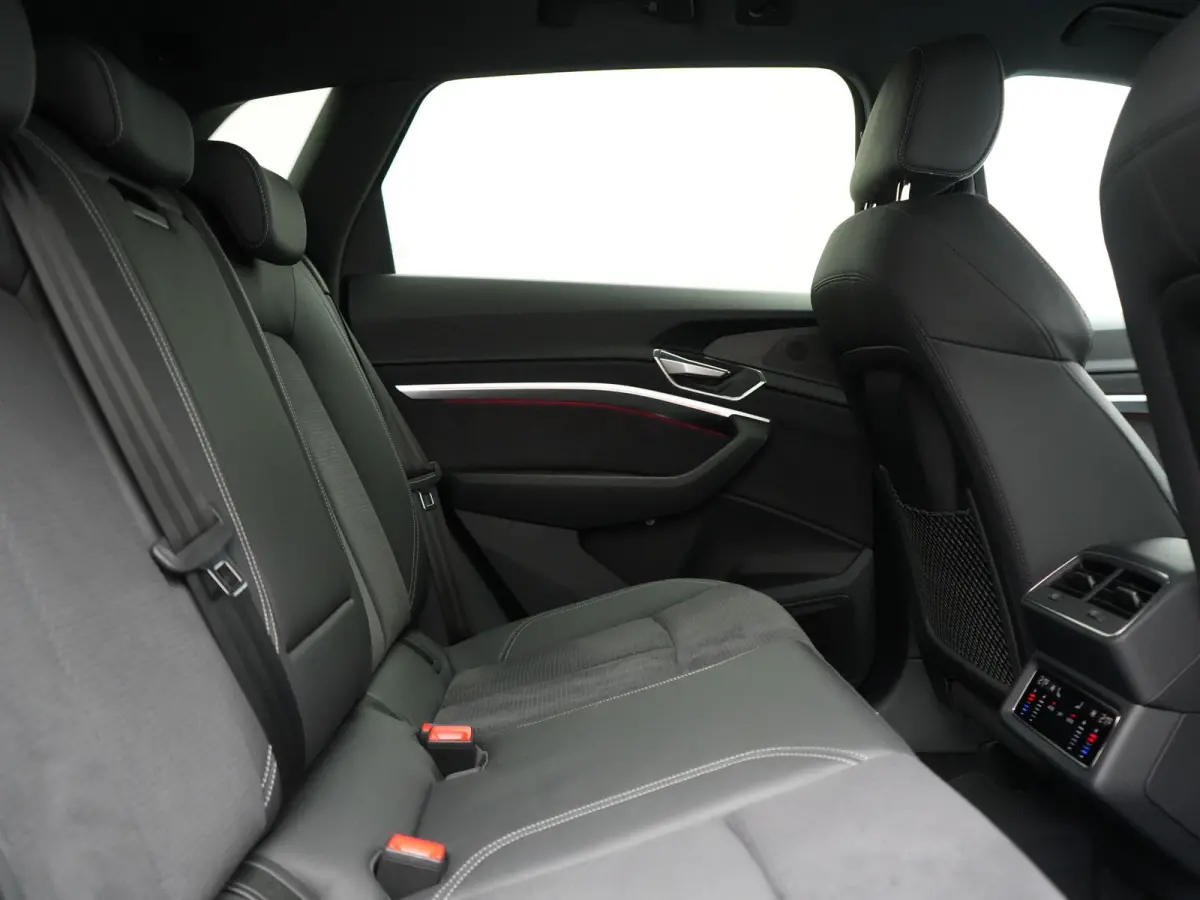 55 Quattro S Line 114 kWh 408pk Dealer O.H. | Trekhaak Afn. | Luchtvering | Adaptive Cruise | Head Up | Matrix LED | Camera | Alcantara Sportstoelen Verwarmd | Sfeerverlichting | Keyless | N