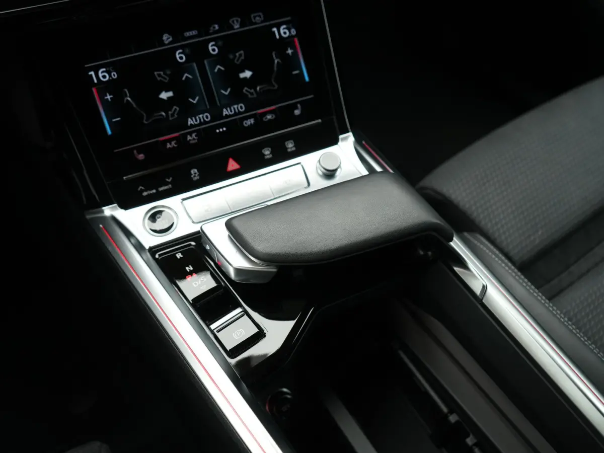 55 Quattro S Line 114 kWh 408pk Dealer O.H. | Trekhaak Afn. | Luchtvering | Adaptive Cruise | Head Up | Matrix LED | Camera | Alcantara Sportstoelen Verwarmd | Sfeerverlichting | Keyless | N