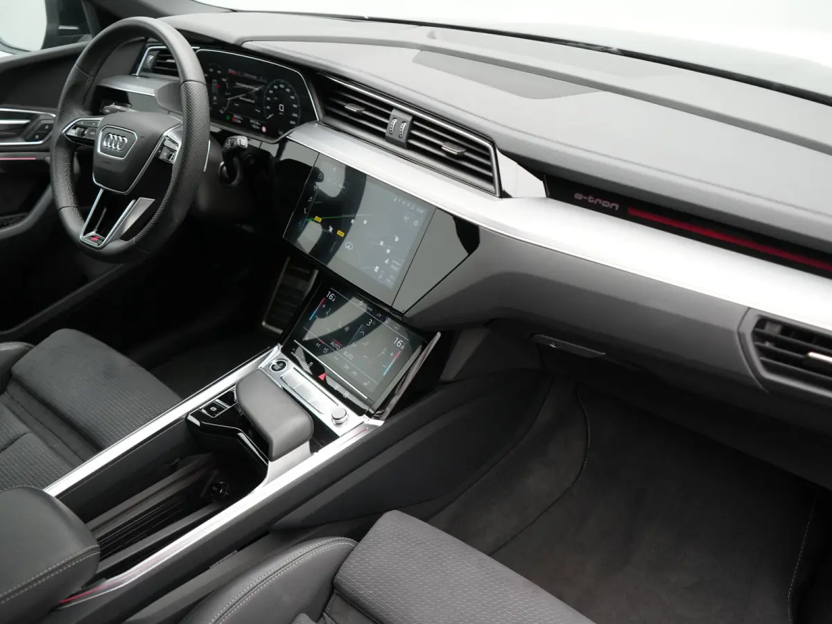 55 Quattro S Line 114 kWh 408pk Dealer O.H. | Trekhaak Afn. | Luchtvering | Adaptive Cruise | Head Up | Matrix LED | Camera | Alcantara Sportstoelen Verwarmd | Sfeerverlichting | Keyless | N