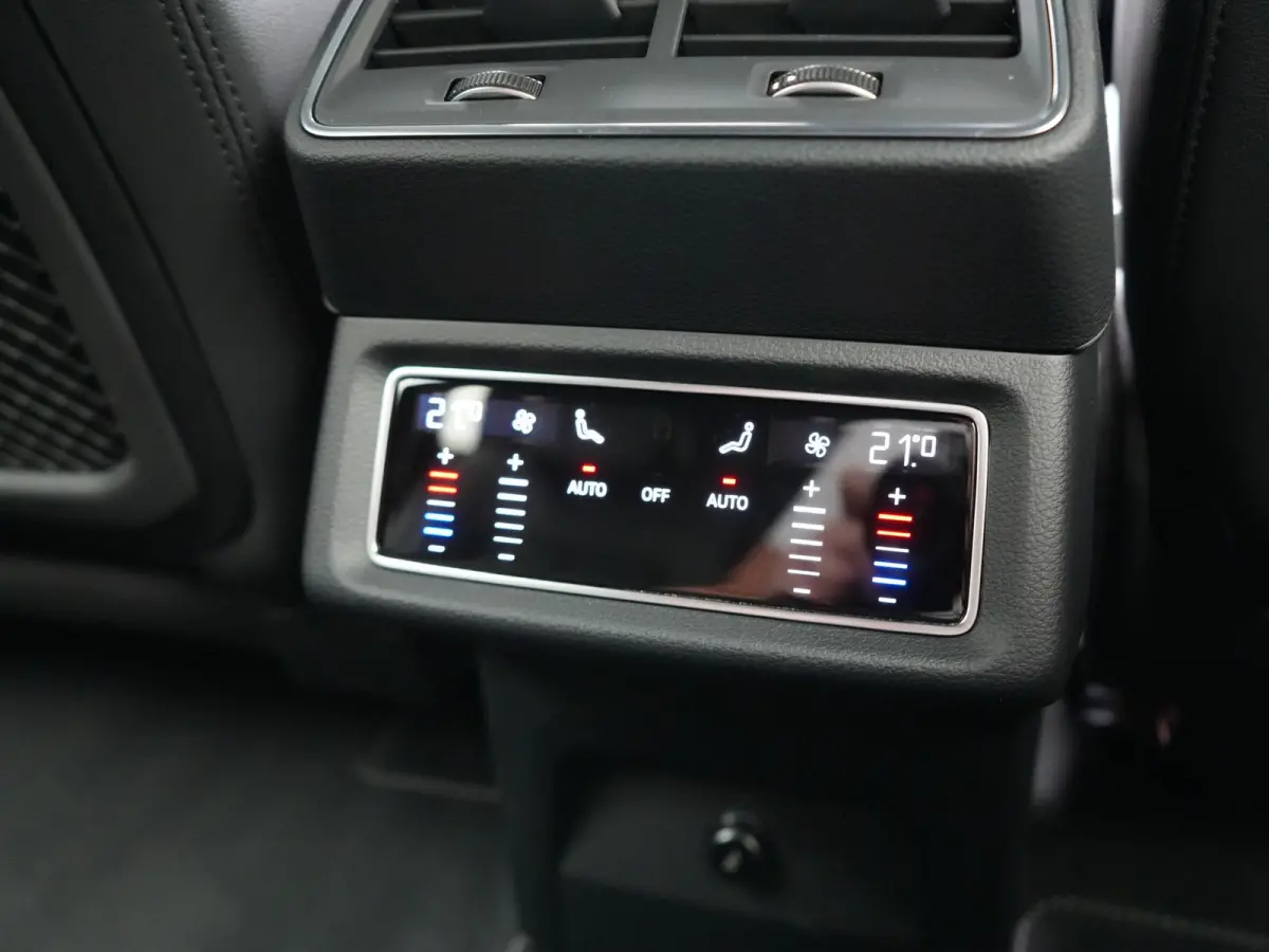 55 Quattro S Line 114 kWh 408pk Dealer O.H. | Trekhaak Afn. | Luchtvering | Adaptive Cruise | Head Up | Matrix LED | Camera | Alcantara Sportstoelen Verwarmd | Sfeerverlichting | Keyless | N