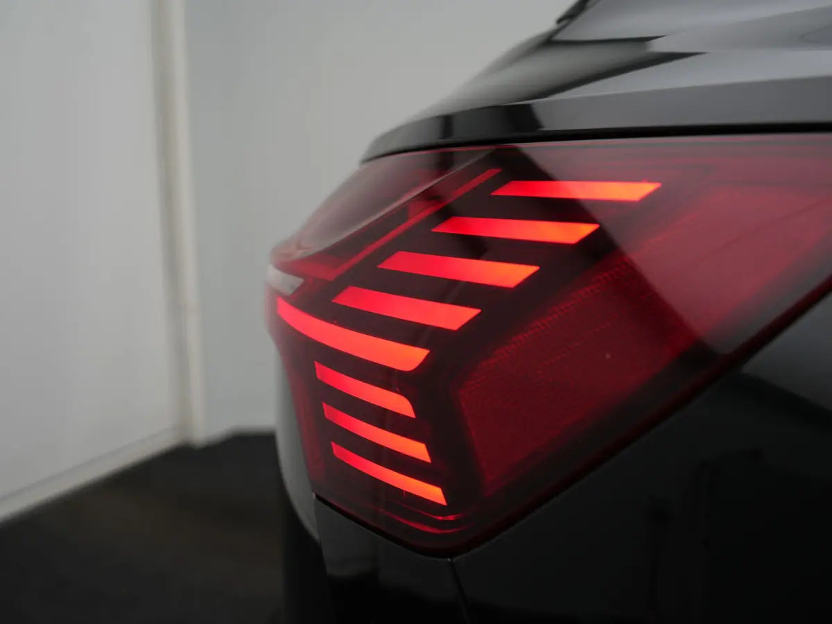 55 Quattro S Line 114 kWh 408pk Dealer O.H. | Trekhaak Afn. | Luchtvering | Adaptive Cruise | Head Up | Matrix LED | Camera | Alcantara Sportstoelen Verwarmd | Sfeerverlichting | Keyless | N