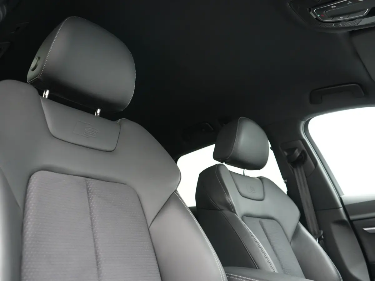 55 Quattro S Line 114 kWh 408pk Dealer O.H. | Trekhaak Afn. | Luchtvering | Adaptive Cruise | Head Up | Matrix LED | Camera | Alcantara Sportstoelen Verwarmd | Sfeerverlichting | Keyless | N