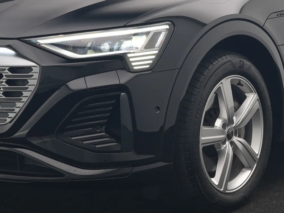 55 Quattro S Line 114 kWh 408pk Dealer O.H. | Trekhaak Afn. | Luchtvering | Adaptive Cruise | Head Up | Matrix LED | Camera | Alcantara Sportstoelen Verwarmd | Sfeerverlichting | Keyless | N