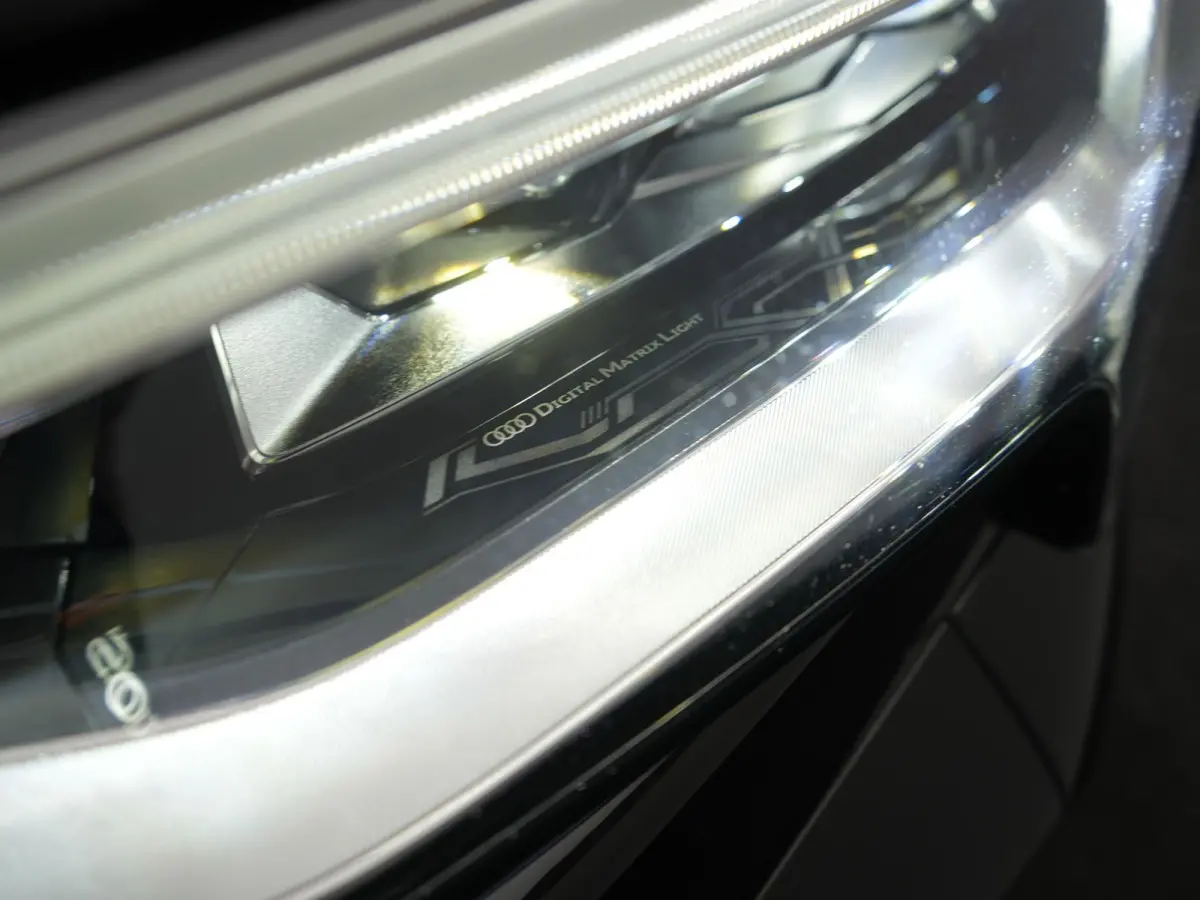 55 Quattro S Line 114 kWh 408pk Dealer O.H. | Trekhaak Afn. | Luchtvering | Adaptive Cruise | Head Up | Matrix LED | Camera | Alcantara Sportstoelen Verwarmd | Sfeerverlichting | Keyless | N