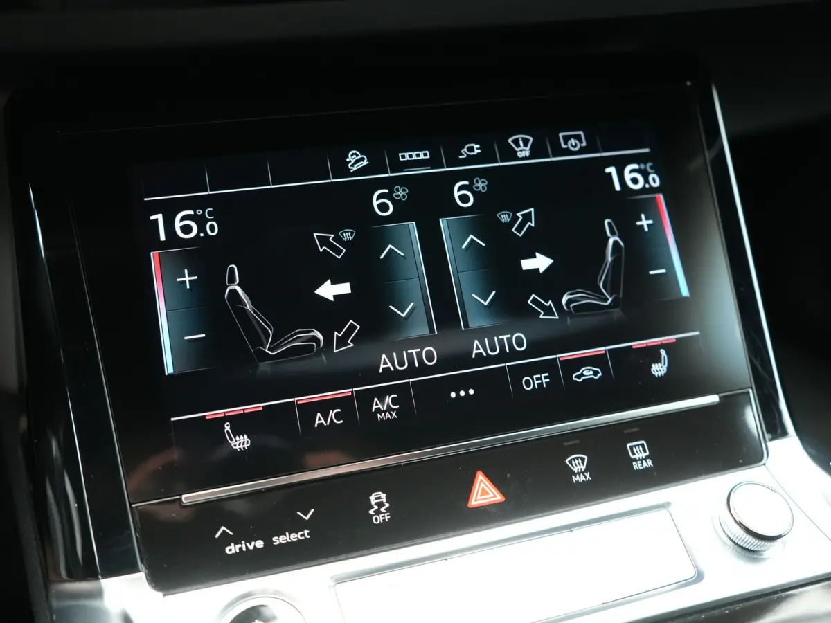 55 Quattro S Line 114 kWh 408pk Dealer O.H. | Trekhaak Afn. | Luchtvering | Adaptive Cruise | Head Up | Matrix LED | Camera | Alcantara Sportstoelen Verwarmd | Sfeerverlichting | Keyless | N