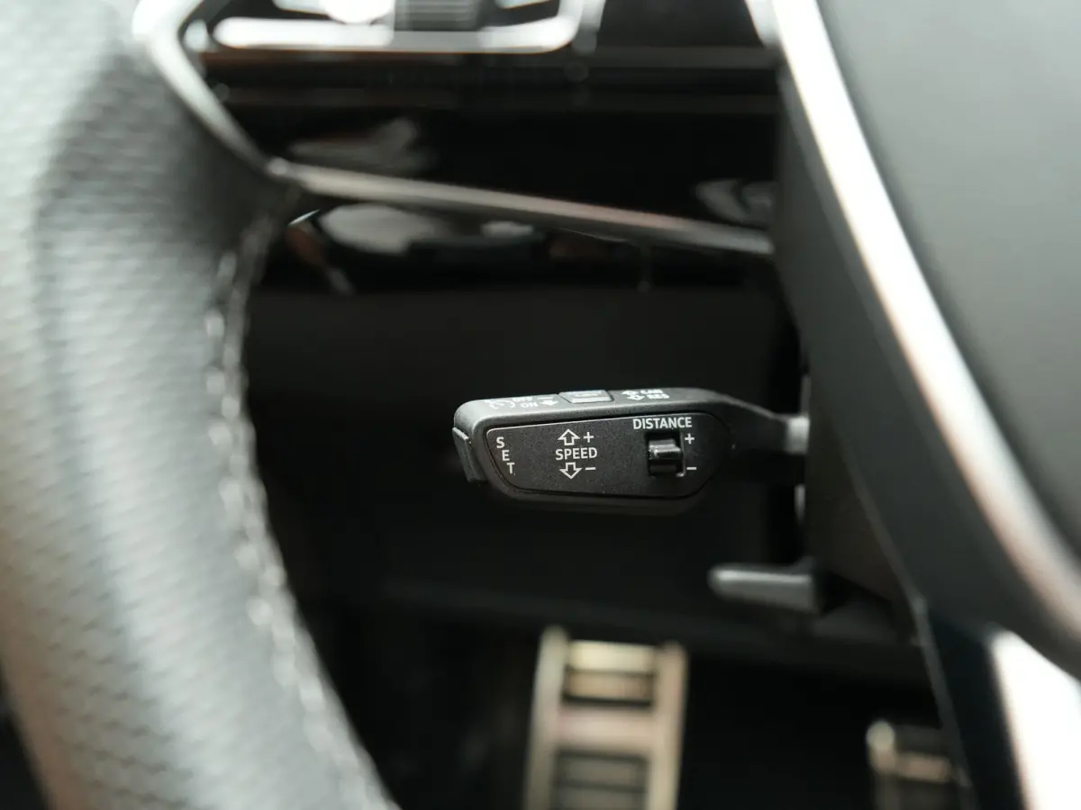 55 Quattro S Line 114 kWh 408pk Dealer O.H. | Trekhaak Afn. | Luchtvering | Adaptive Cruise | Head Up | Matrix LED | Camera | Alcantara Sportstoelen Verwarmd | Sfeerverlichting | Keyless | N