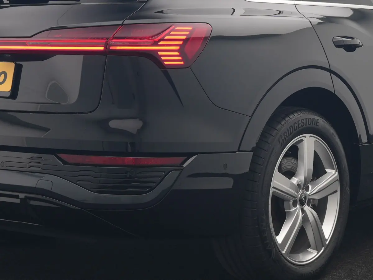 55 Quattro S Line 114 kWh 408pk Dealer O.H. | Trekhaak Afn. | Luchtvering | Adaptive Cruise | Head Up | Matrix LED | Camera | Alcantara Sportstoelen Verwarmd | Sfeerverlichting | Keyless | N