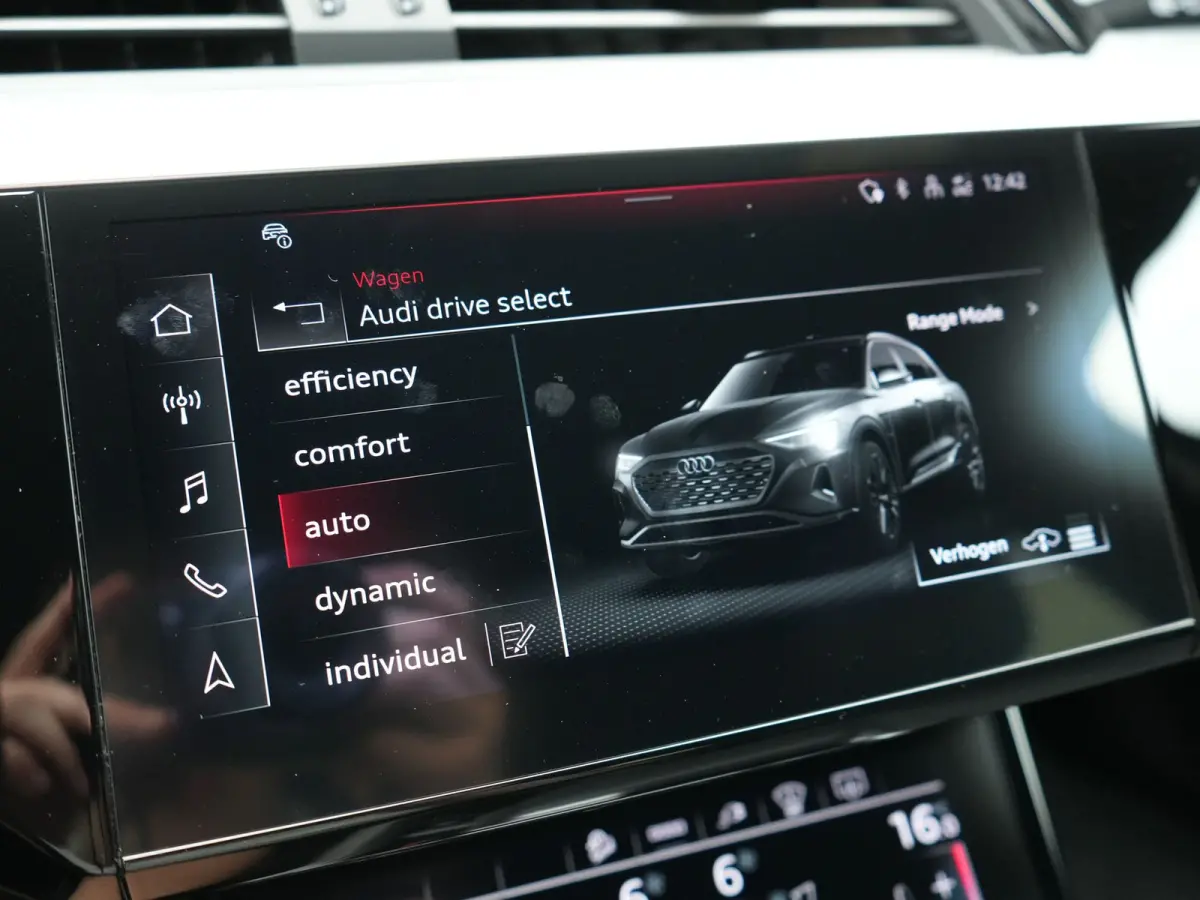 55 Quattro S Line 114 kWh 408pk Dealer O.H. | Trekhaak Afn. | Luchtvering | Adaptive Cruise | Head Up | Matrix LED | Camera | Alcantara Sportstoelen Verwarmd | Sfeerverlichting | Keyless | N
