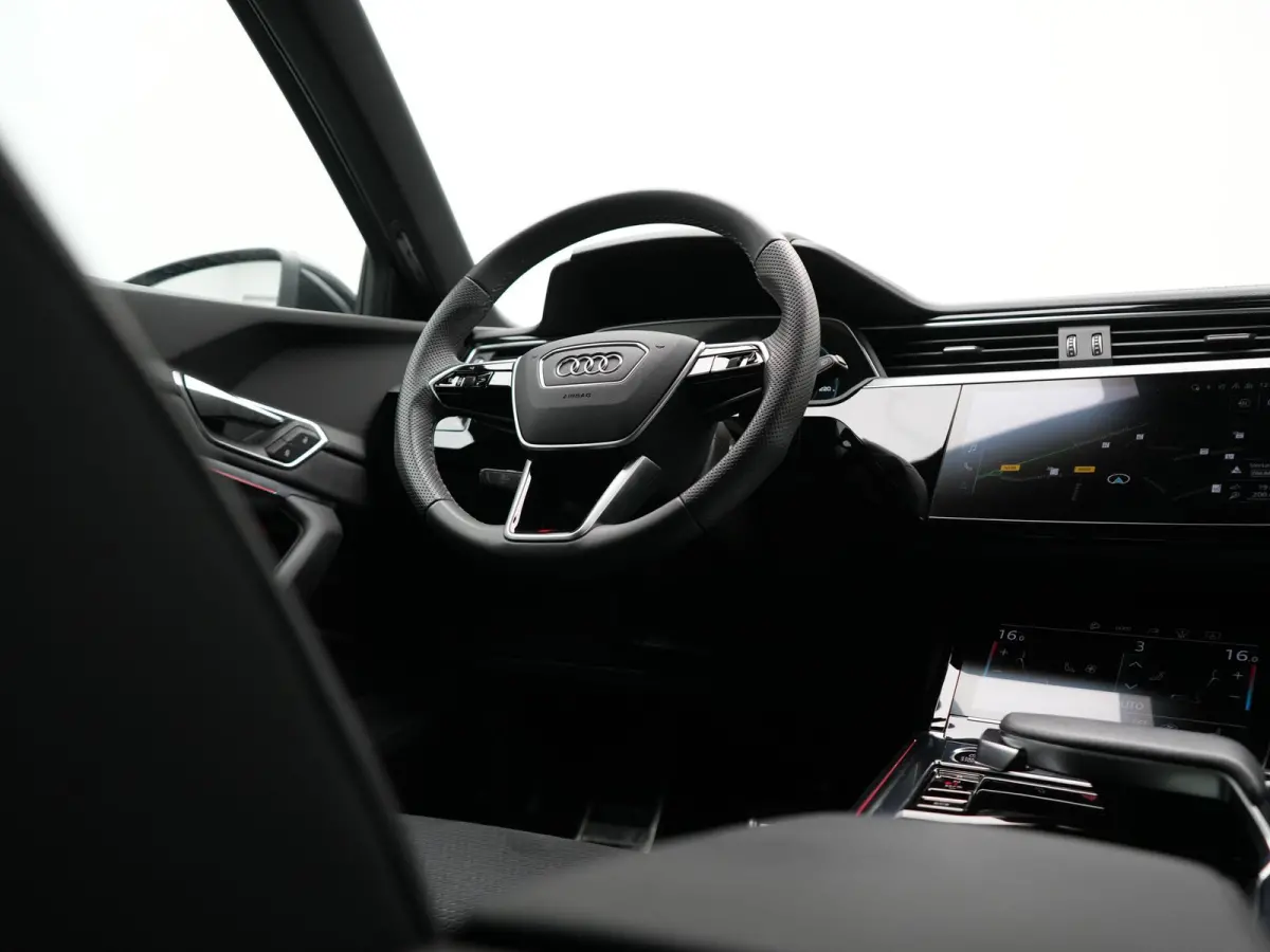 55 Quattro S Line 114 kWh 408pk Dealer O.H. | Trekhaak Afn. | Luchtvering | Adaptive Cruise | Head Up | Matrix LED | Camera | Alcantara Sportstoelen Verwarmd | Sfeerverlichting | Keyless | N