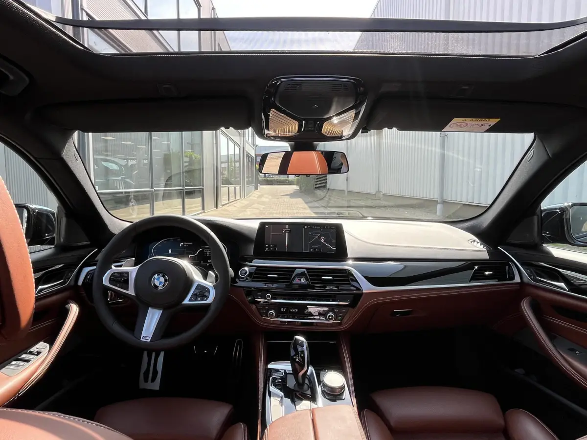 520i High Executive Edition | NL Auto/2e Eig./Voll.Historie/Individual+M-Sportpakket/Leder/Camera/Head-Up/Pano.Dak