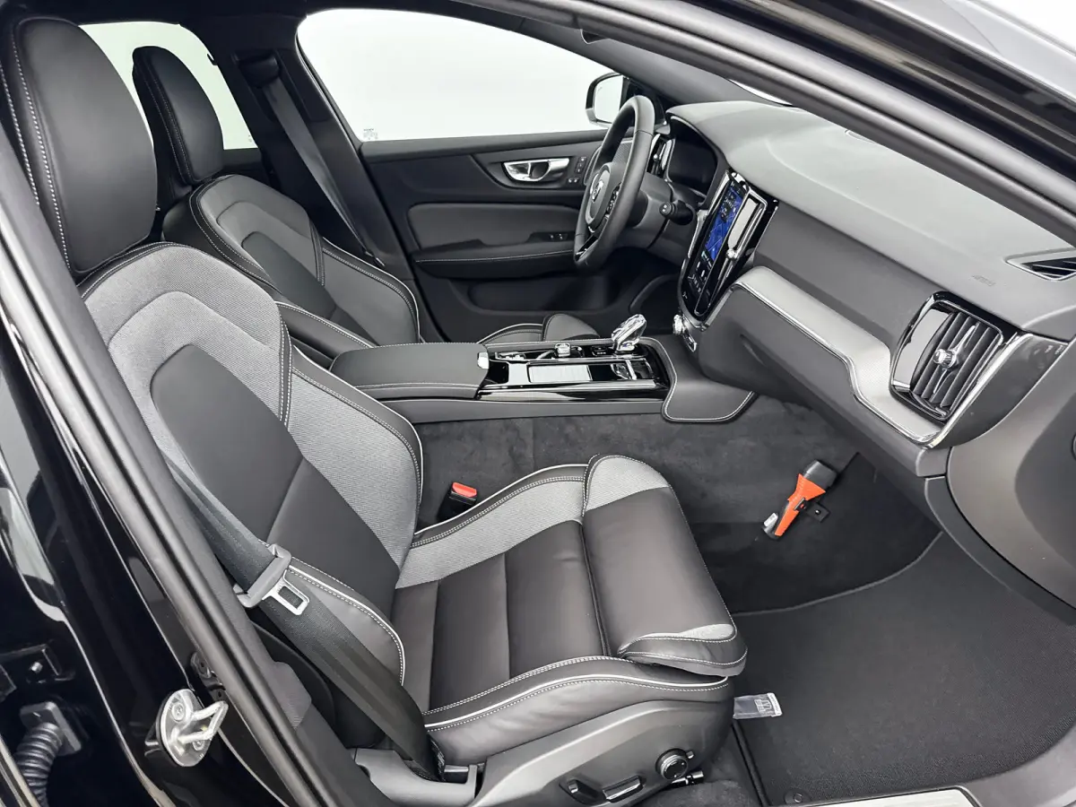 T6 Recharge Plus Dark | 19" | Elektr. verst. Sporstoelen | Trekhaak | Getint Glas | Harman Kardon | Adaptieve Cruise | BLIS | Keyless | Stoel/Stuur/Achterbankverwarming