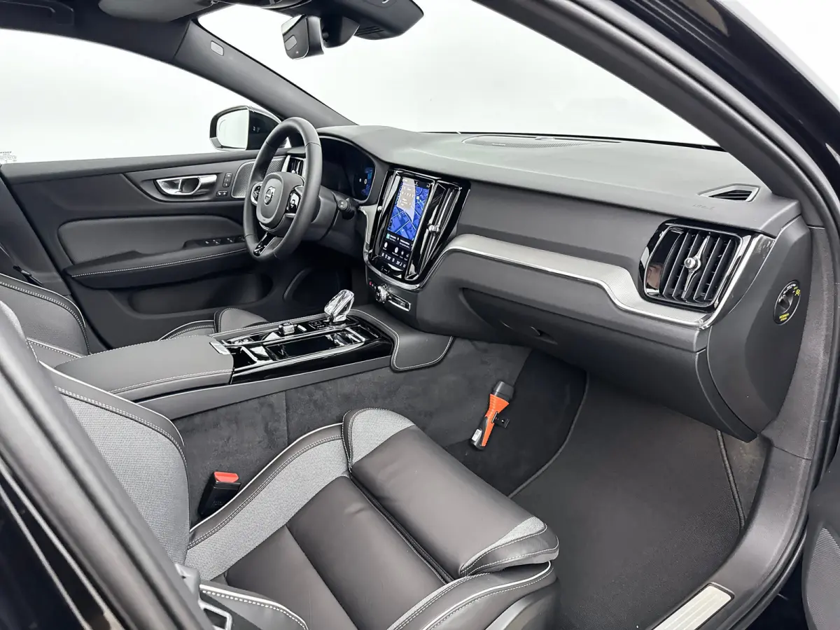 T6 Recharge Plus Dark | 19" | Elektr. verst. Sporstoelen | Trekhaak | Getint Glas | Harman Kardon | Adaptieve Cruise | BLIS | Keyless | Stoel/Stuur/Achterbankverwarming