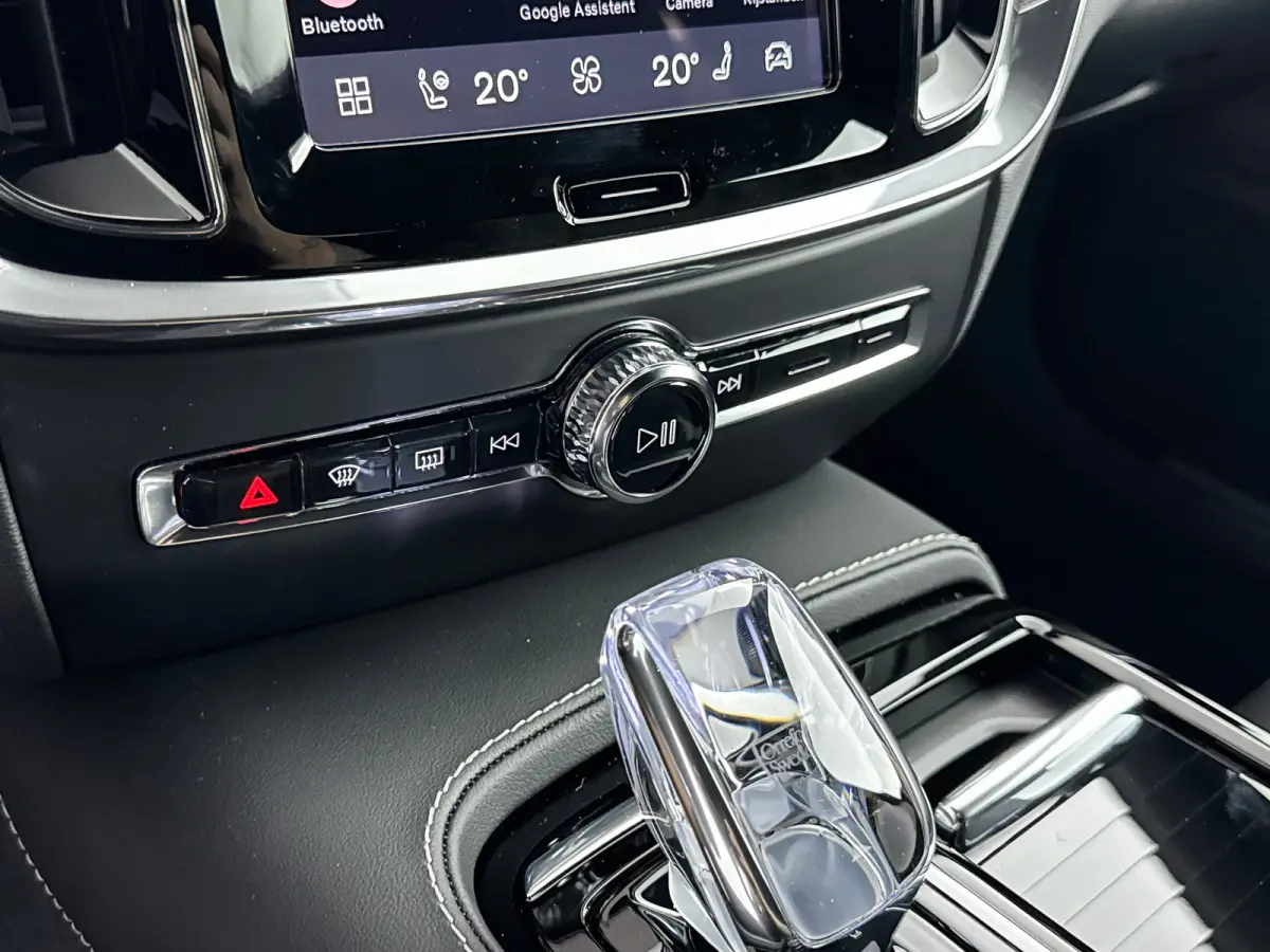 T6 Recharge Plus Dark | 19" | Elektr. verst. Sporstoelen | Trekhaak | Getint Glas | Harman Kardon | Adaptieve Cruise | BLIS | Keyless | Stoel/Stuur/Achterbankverwarming