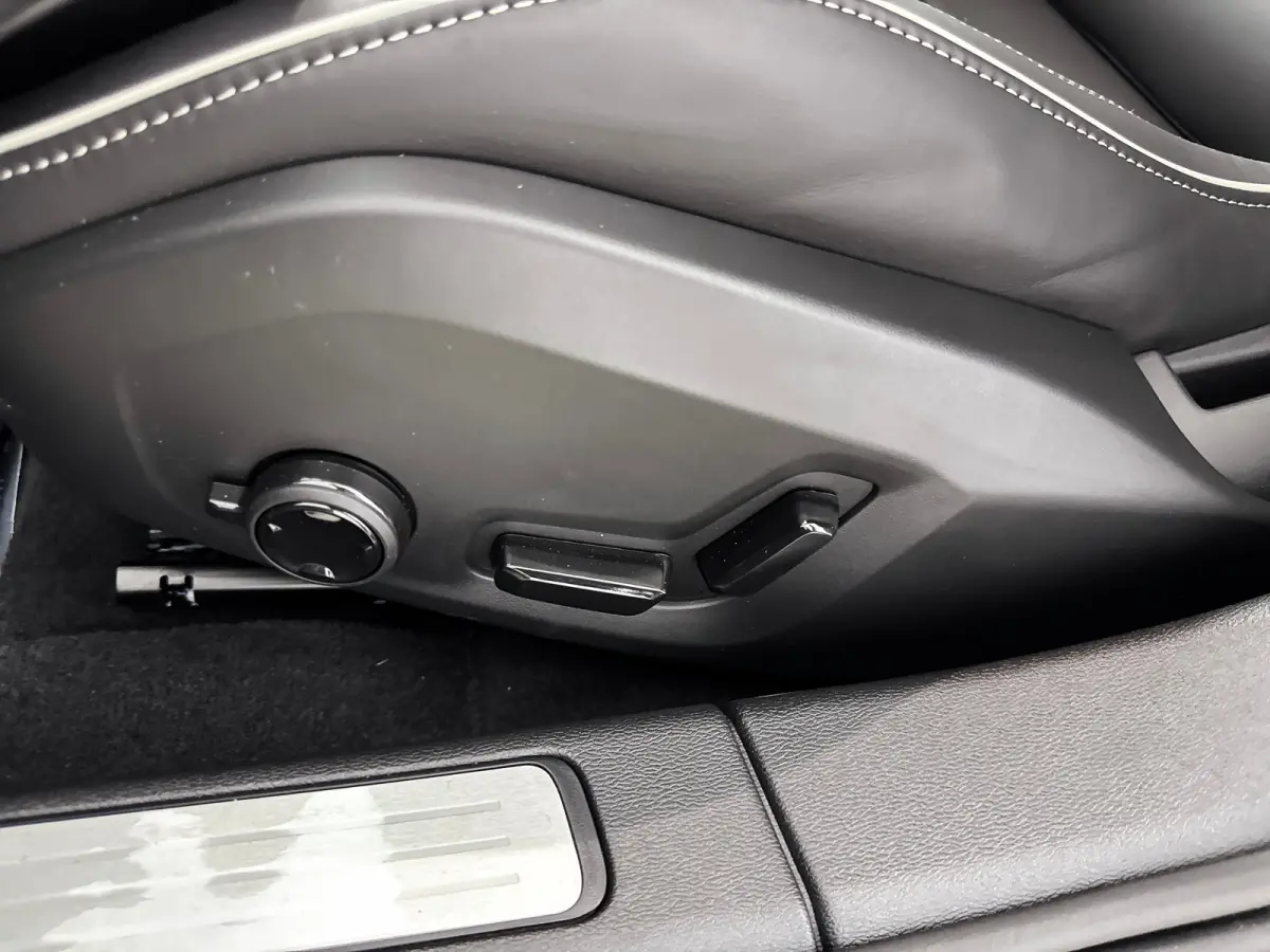 T6 Recharge Plus Dark | 19" | Elektr. verst. Sporstoelen | Trekhaak | Getint Glas | Harman Kardon | Adaptieve Cruise | BLIS | Keyless | Stoel/Stuur/Achterbankverwarming