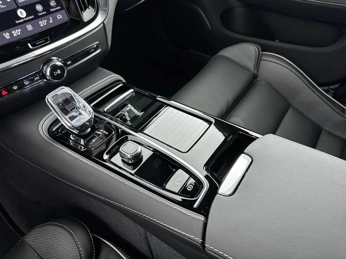 T6 Recharge Plus Dark | 19" | Elektr. verst. Sporstoelen | Trekhaak | Getint Glas | Harman Kardon | Adaptieve Cruise | BLIS | Keyless | Stoel/Stuur/Achterbankverwarming