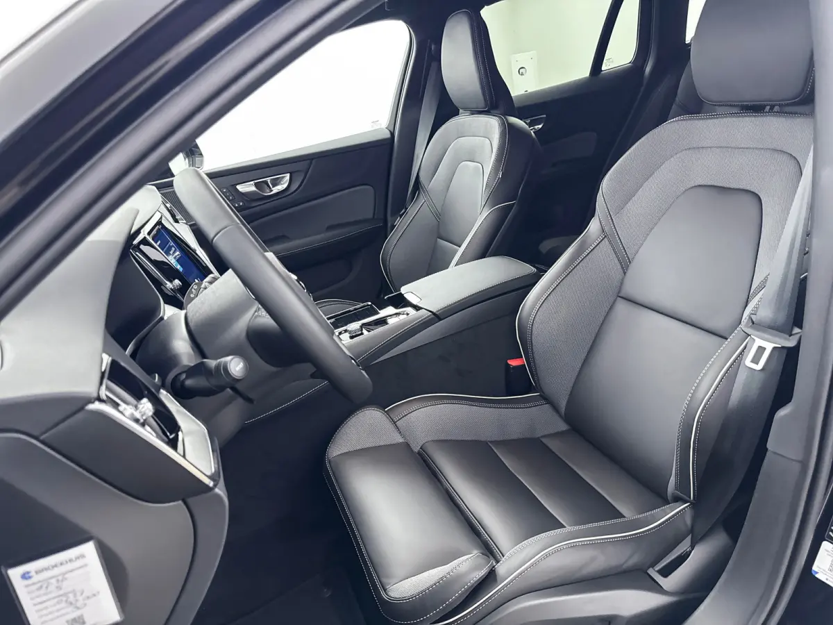 T6 Recharge Plus Dark | 19" | Elektr. verst. Sporstoelen | Trekhaak | Getint Glas | Harman Kardon | Adaptieve Cruise | BLIS | Keyless | Stoel/Stuur/Achterbankverwarming