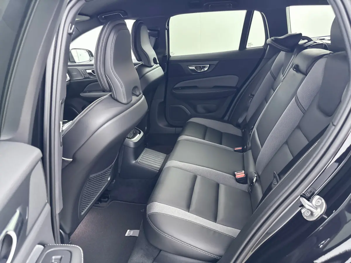 T6 Recharge Plus Dark | 19" | Elektr. verst. Sporstoelen | Trekhaak | Getint Glas | Harman Kardon | Adaptieve Cruise | BLIS | Keyless | Stoel/Stuur/Achterbankverwarming