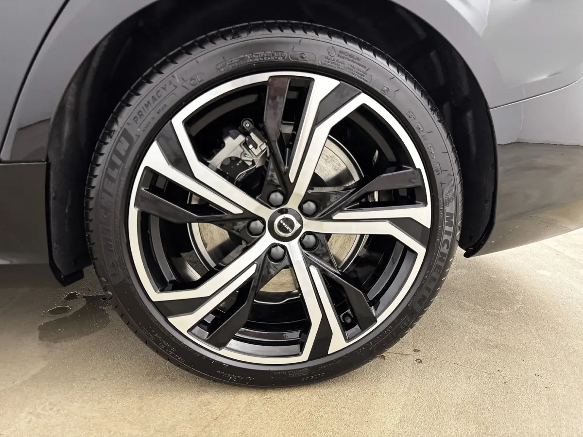 T6 Recharge Plus Dark | 19" | Elektr. verst. Sporstoelen | Trekhaak | Getint Glas | Harman Kardon | Adaptieve Cruise | BLIS | Keyless | Stoel/Stuur/Achterbankverwarming