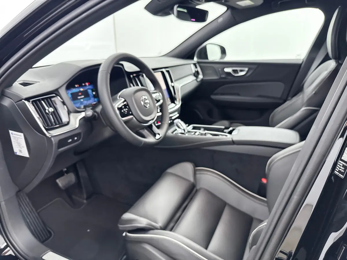 T6 Recharge Plus Dark | 19" | Elektr. verst. Sporstoelen | Trekhaak | Getint Glas | Harman Kardon | Adaptieve Cruise | BLIS | Keyless | Stoel/Stuur/Achterbankverwarming