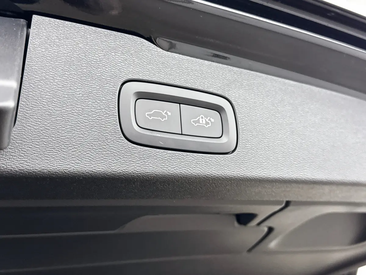 T6 Recharge Plus Dark | 19" | Elektr. verst. Sporstoelen | Trekhaak | Getint Glas | Harman Kardon | Adaptieve Cruise | BLIS | Keyless | Stoel/Stuur/Achterbankverwarming