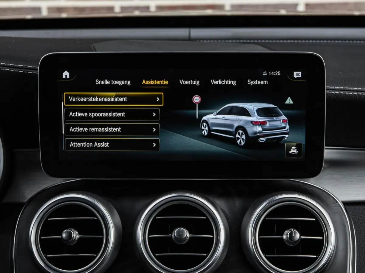 200 Premium Plus AMG Night Edition | Panoramadak | Burmester | Trekhaak | Digital Cockpit | Rondomzicht Camera | Keyless | Sfeerverlichting | Multibeam LED | Dealeronderhouden | 19"