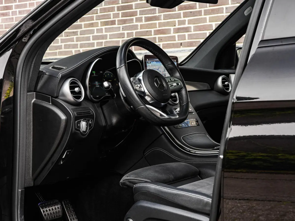 200 Premium Plus AMG Night Edition | Panoramadak | Burmester | Trekhaak | Digital Cockpit | Rondomzicht Camera | Keyless | Sfeerverlichting | Multibeam LED | Dealeronderhouden | 19"